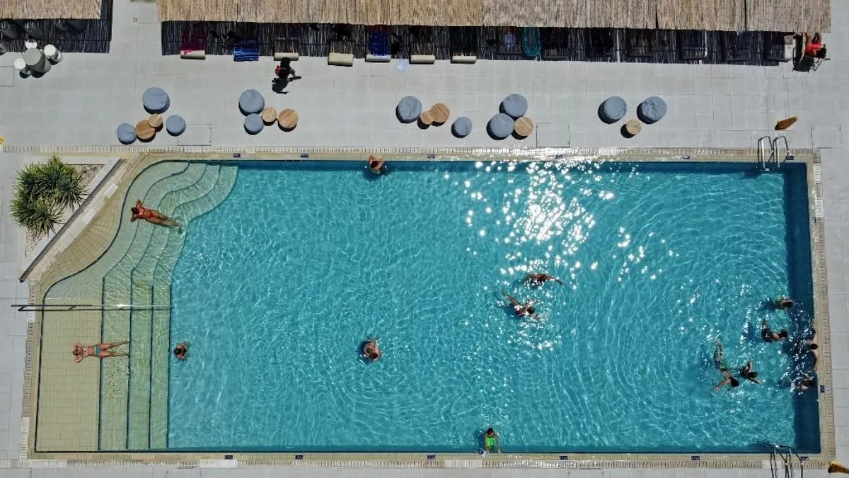 26 turista került kórházba Cipruson, mérgező gázokat lélegeztek be a hotel medencéjében