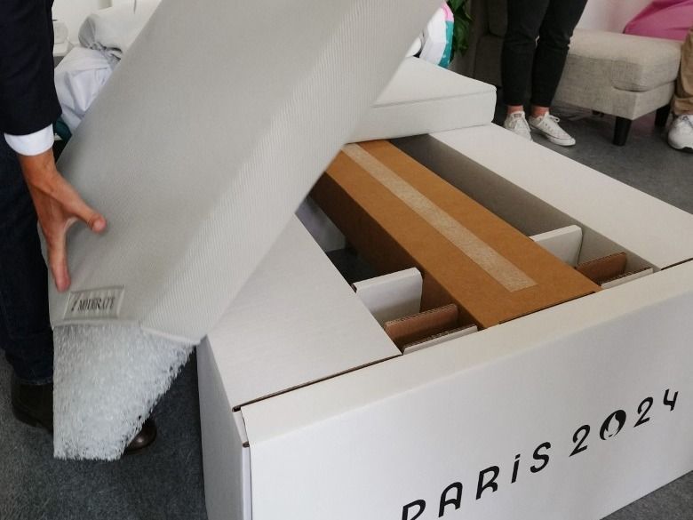 olimpiai falu, ágy, Párizs 2024, szoba, karton