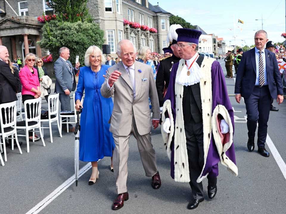 Queen Camilla, King Charles,Guernsey , kötés, boka