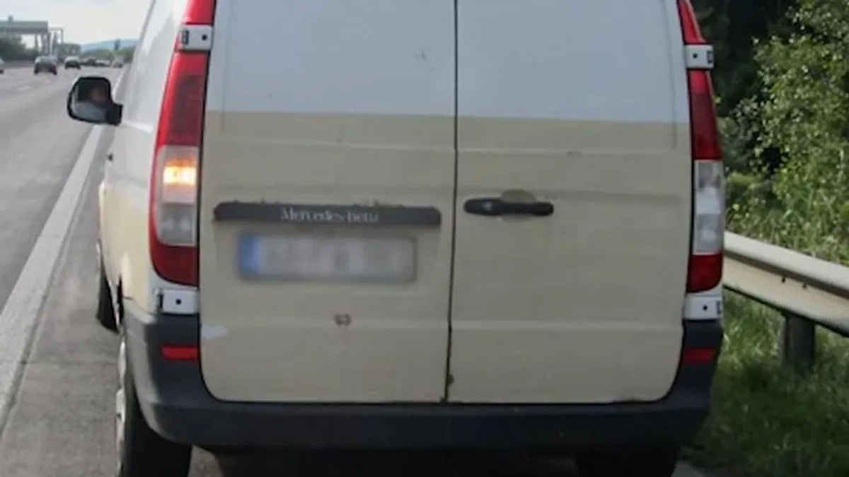 Megállt egy furgon az M0-s leállósávjában, aztán a sofőr elkezdte kiszórni a szemetet - videó