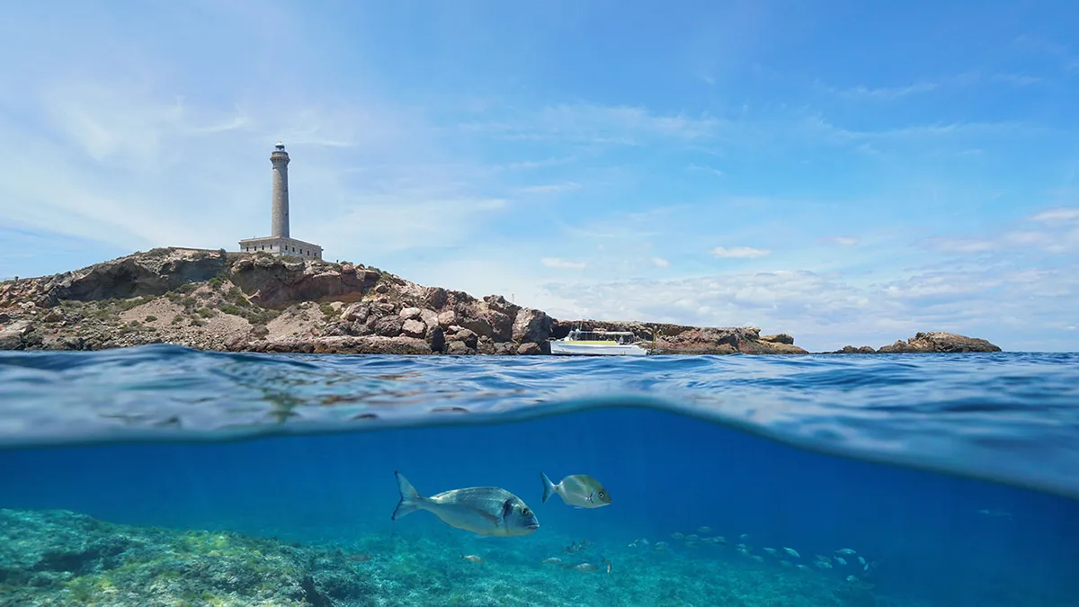 A Cabo de Palos világítótorny a Földközi-tengerbe nyúló sziget csúcsán áll