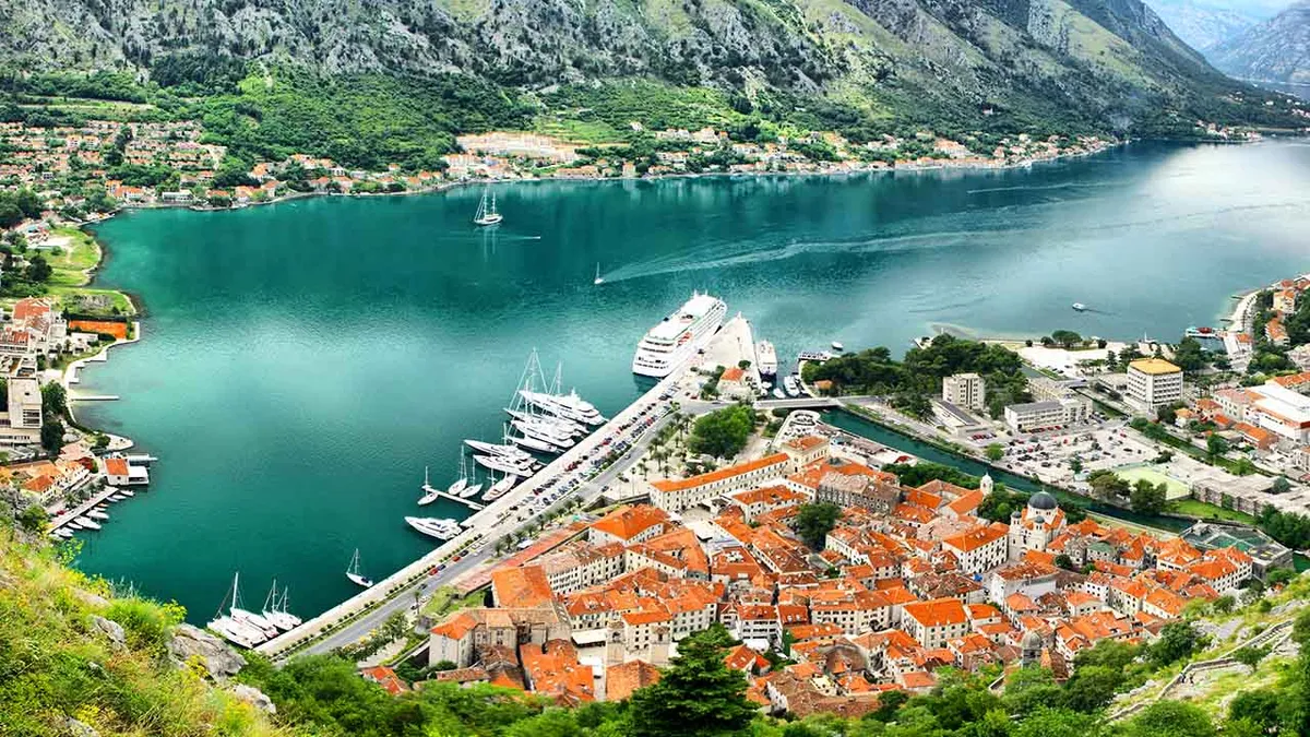 A leghíresebb öböl Montenegróban, ahol 3 apró sziget is megbújik