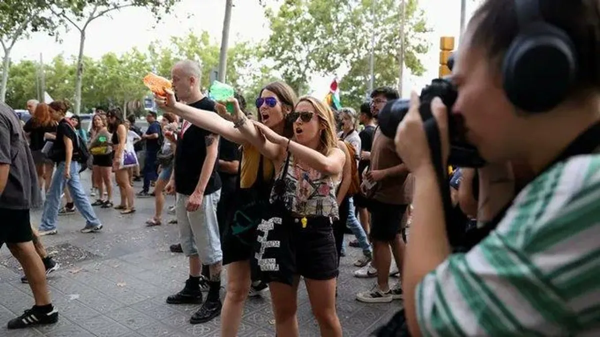 Vízipisztolyokkal támadtak a turistákra Barcelonában