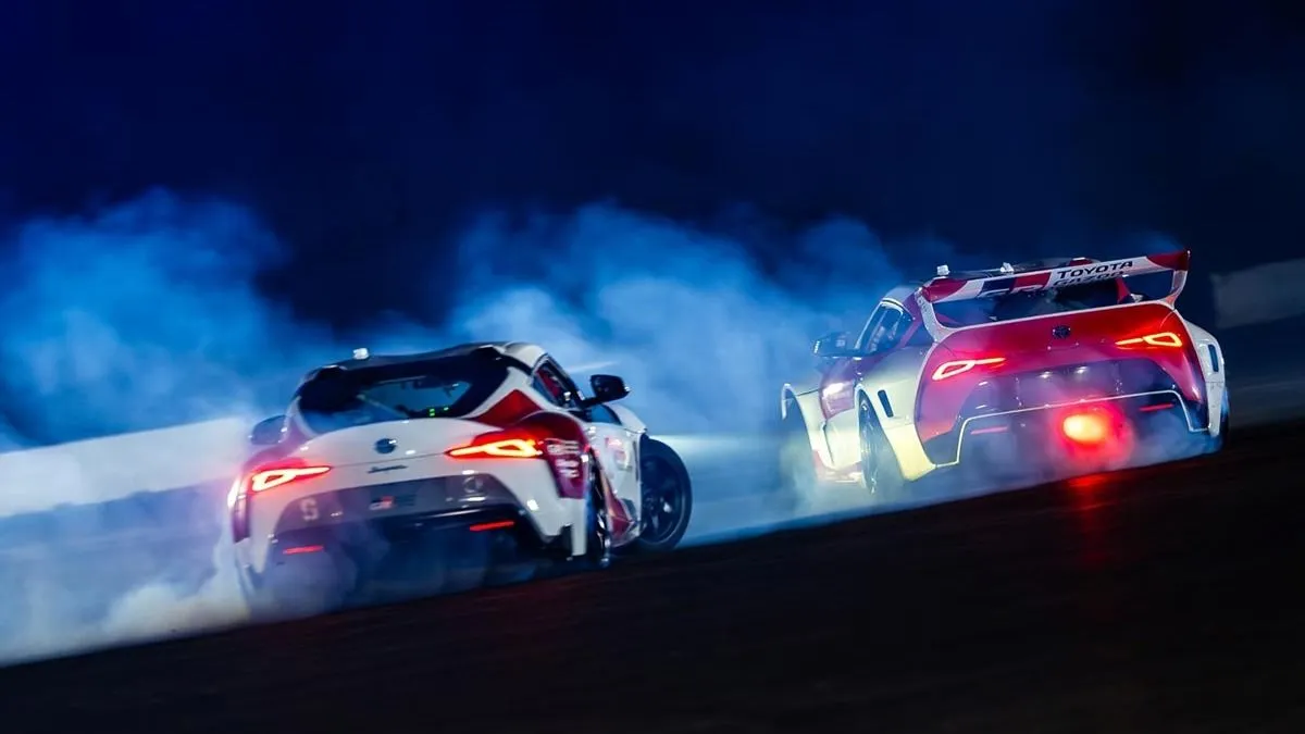 Ilyet még soha nem csináltak: szinkronban driftelt két önvezető autó