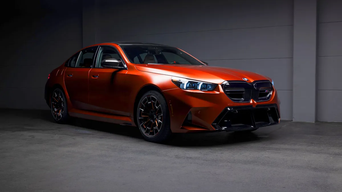Jótékony célra árverezik el az egyedi, matt narancs BMW M5-öst