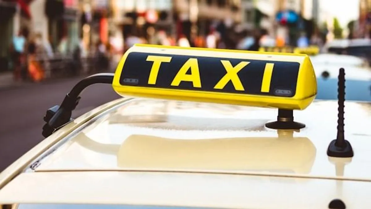 Így védik a taxis hiénák helyeit a budapesti kigyúrt verőemberek - videó