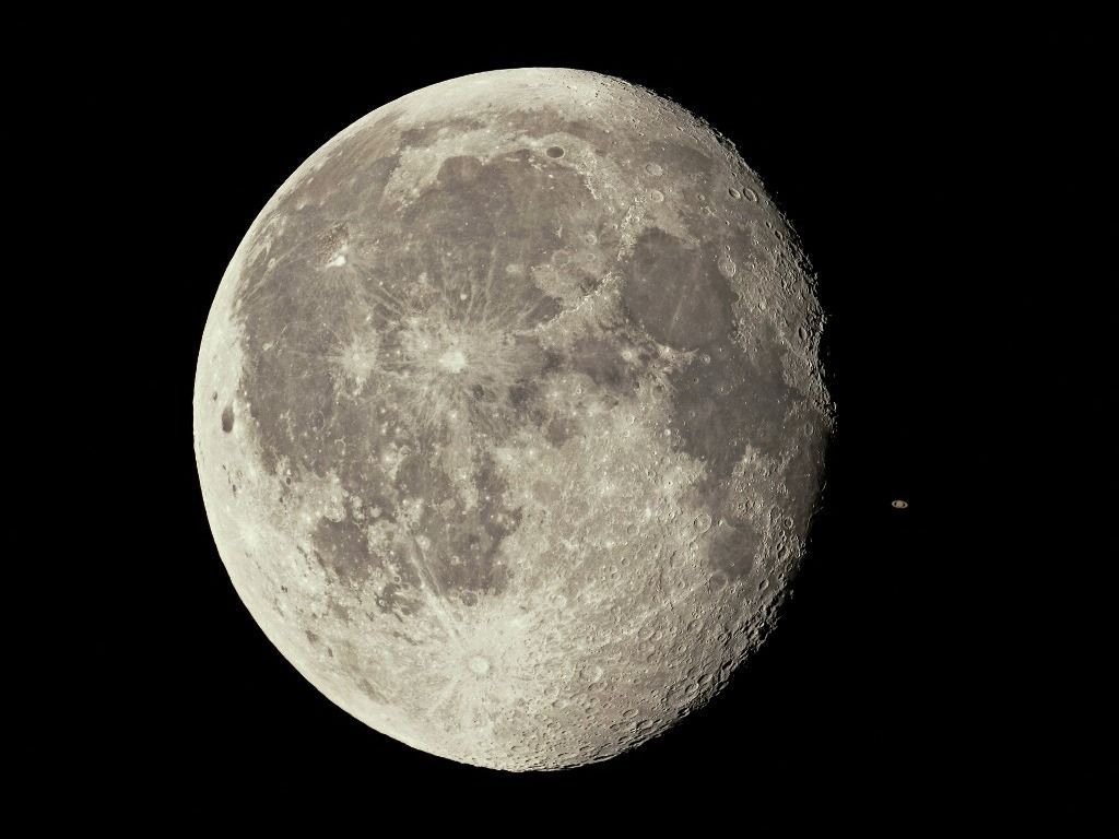 Hold és Szaturnusz