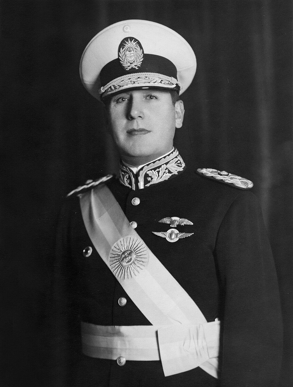 Perón 1940-ben, tábornoki díszegyenruhában