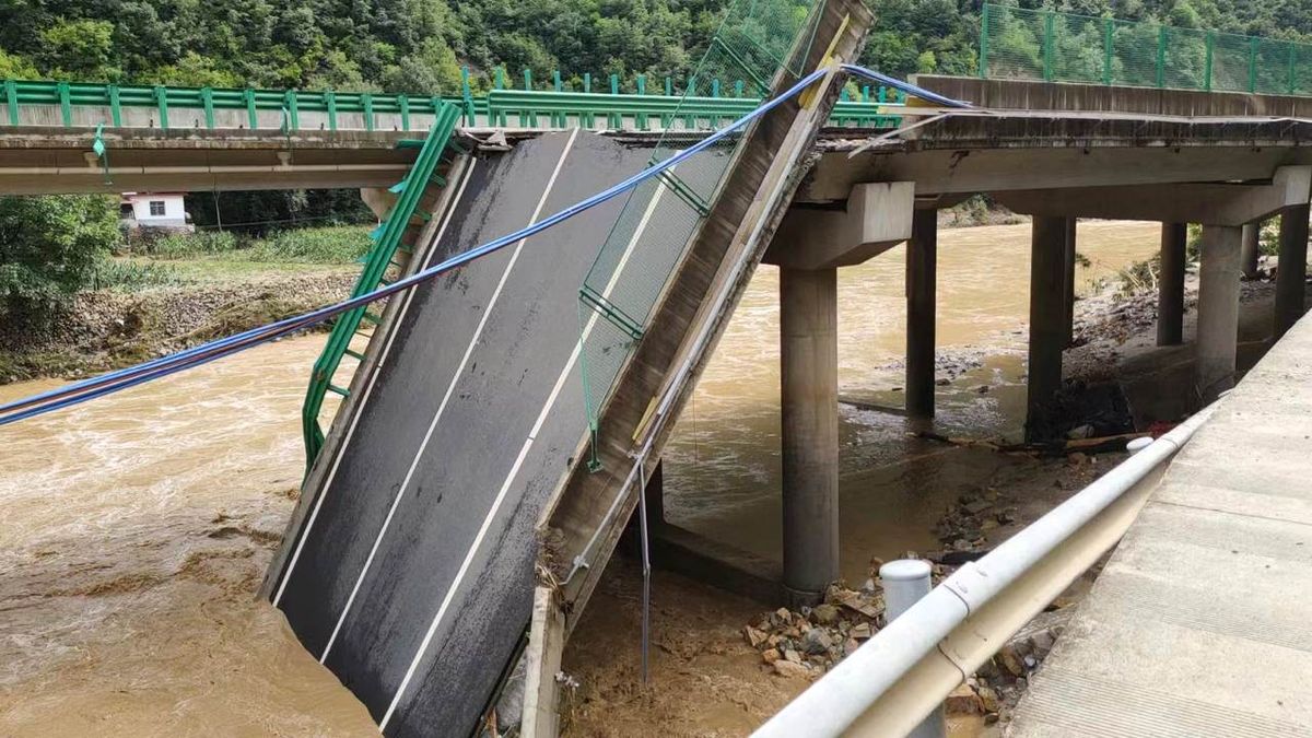Kína, SHAANXI-ZHASHUI tartomány, . híd, baleset, összeomlott,.  2024. 07. 20.