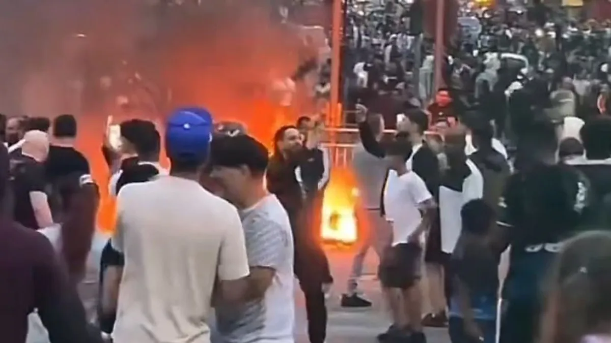 Brutális zavargások Nagy-Britanniában: lángokban az ország - videó