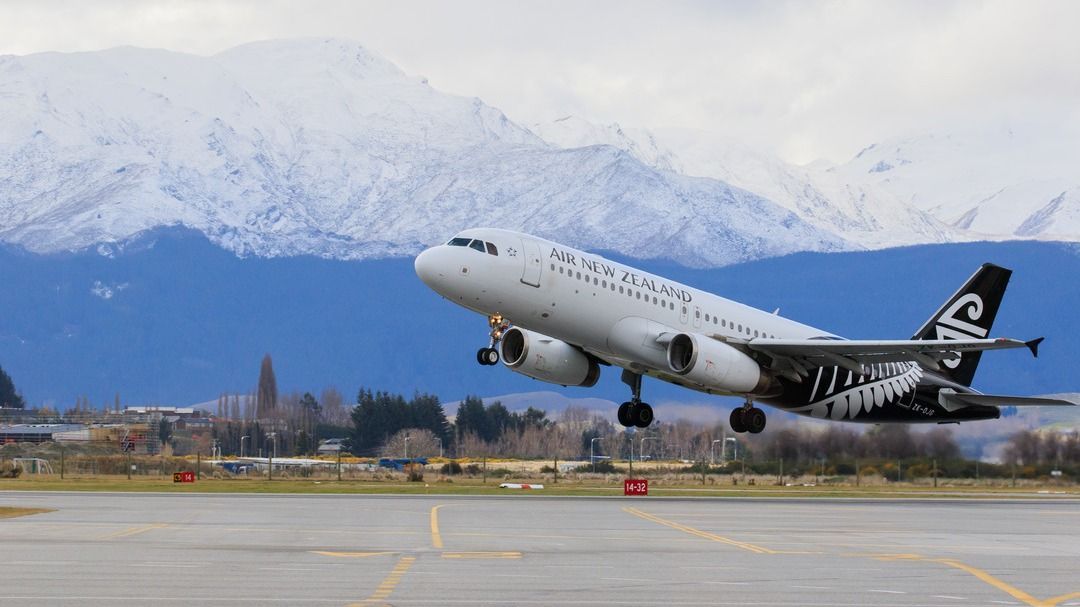 A társaság egyik gépe felszáll az új-zélandi Queenstown repülőteréről, Air New Zealand