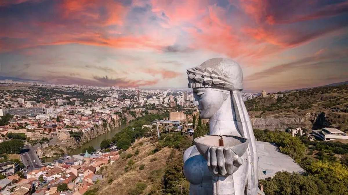 20 méteres aluminium szobor vigyáz Grúzia fővárosára Tbiliszire