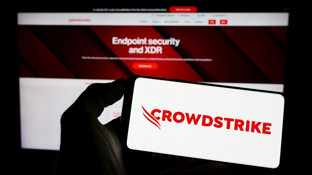 CrowdStrike hiba: a vállalathoz köthető hibás frissítés okozta a hibát