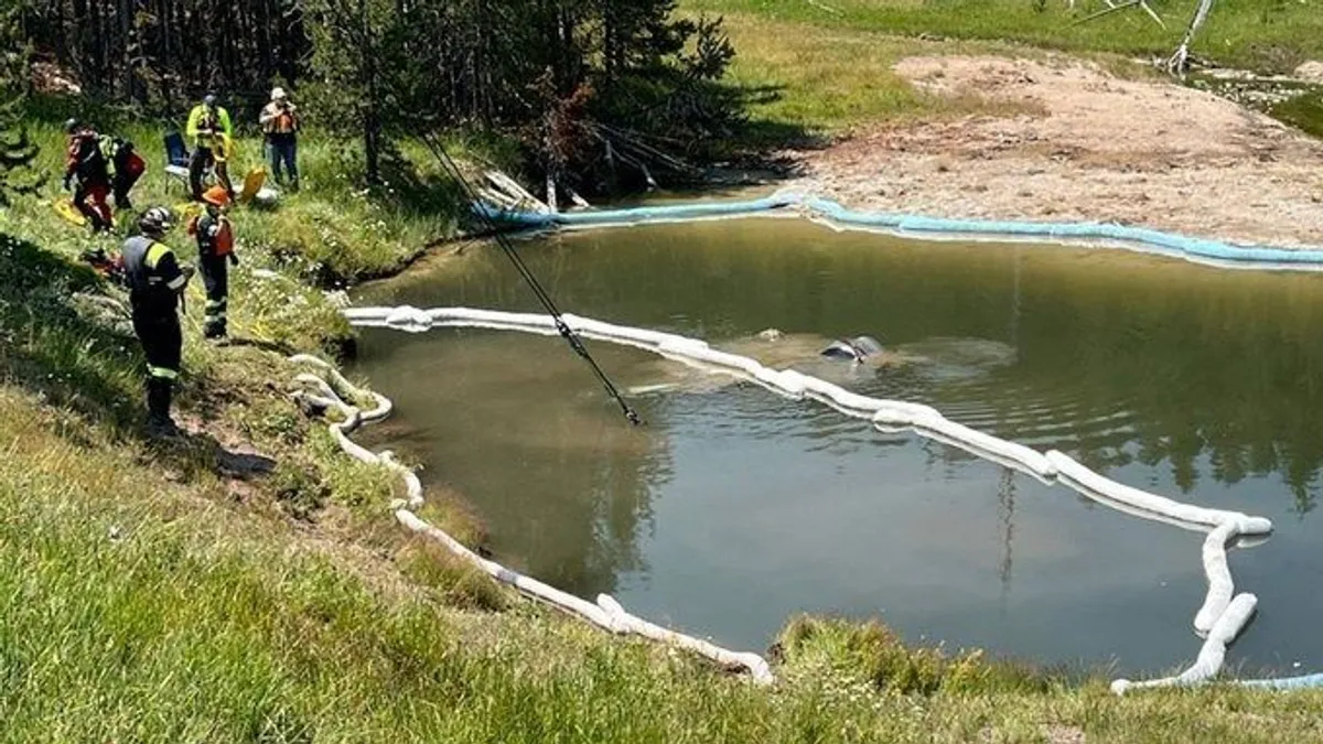 Forró termálvízbe hajtott egy autós a Yellowstone Nemzeti Parkban - fotó