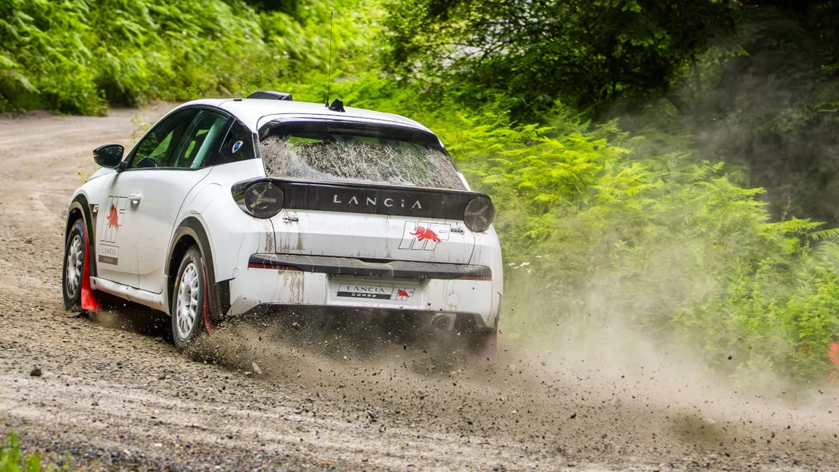 Miki Biasion meghajtotta a Lancia Ypsilon Rally 4 HF-et