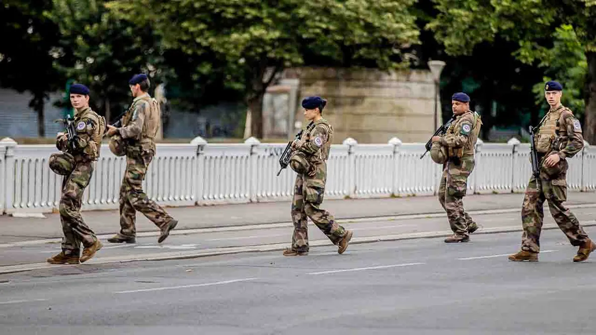 Soha nem látott terrorpánik, lépni alig lehet a rendőröktől Párizsban - videó