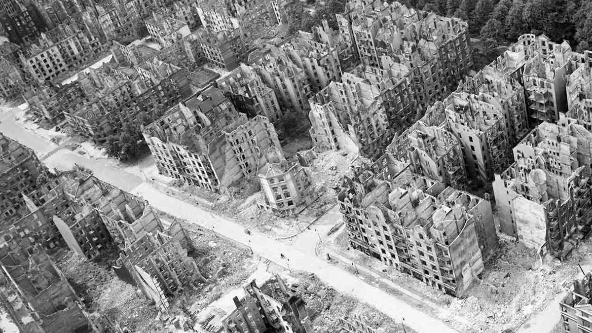 Múlt-kor cikk, Múlt-korcikk, 07.28., lebombázott Hamburg,  lebombázottHamburg