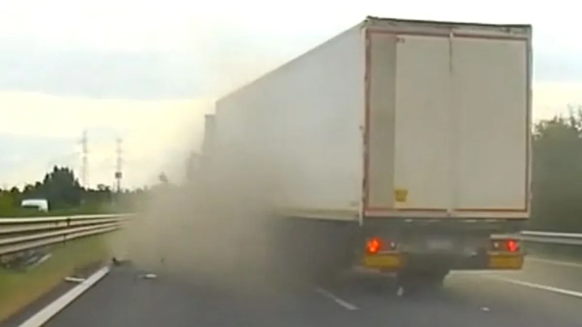 Eszelős kisorolás az M0-son, defekt, rohangáló ember és büntetőfékezés az M7-esen - videók