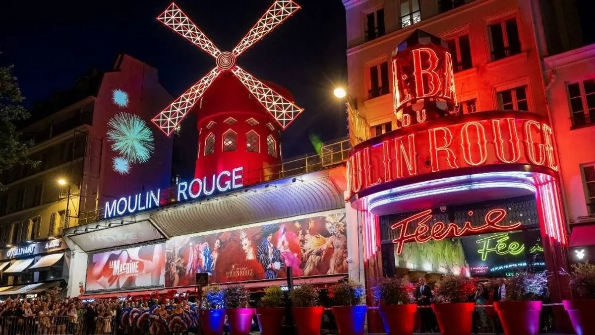 Helyreállították a világhírű Moulin Rouge leszakadt malmának lapátjait