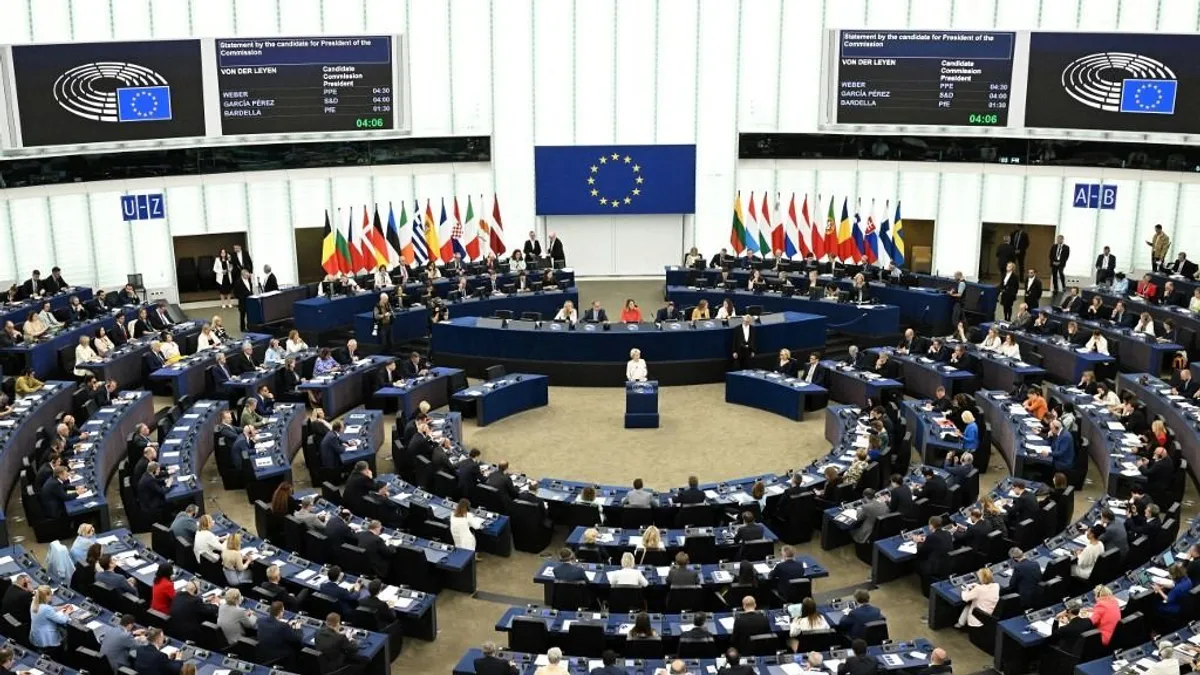 Óriási botrány az EP plenáris ülésén Ukrajna miatt: kidobtak az ülésteremből egy képviselőnőt