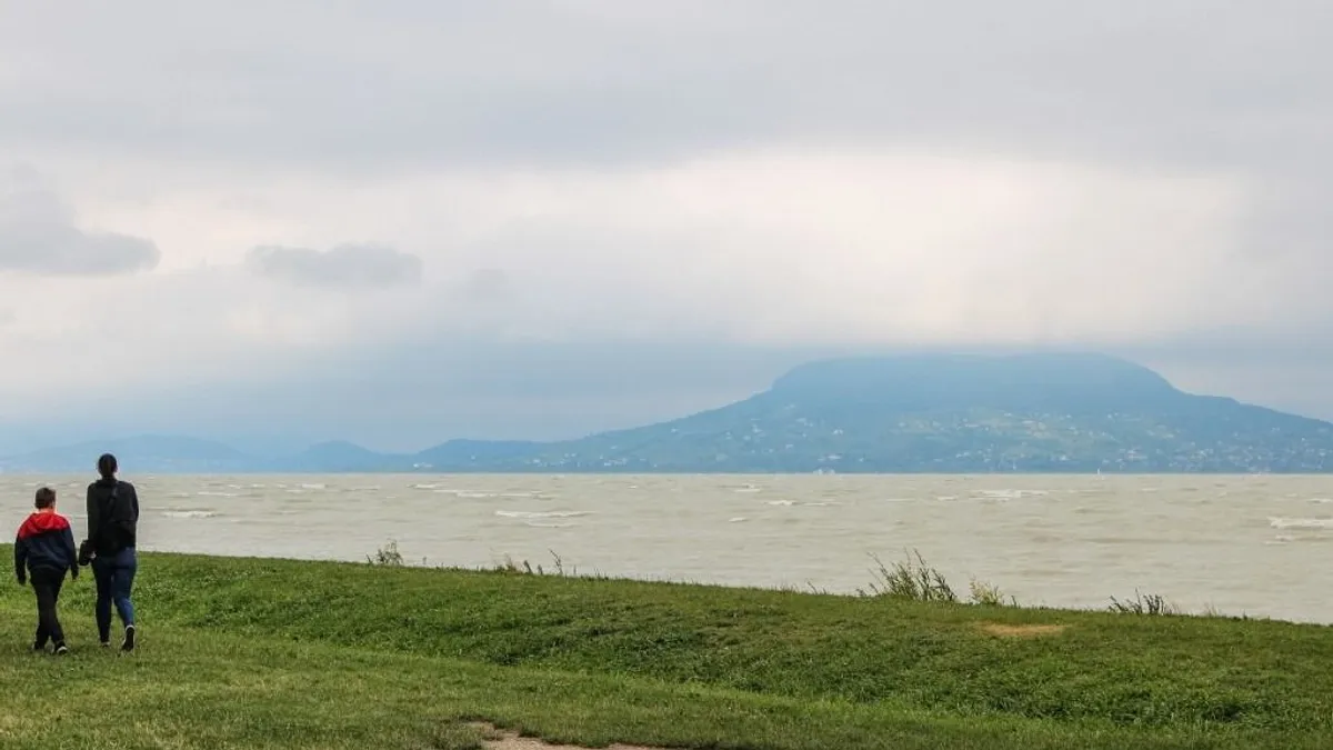 Különös kincset rejtett egy dúsgazdag gróf a Balatonba