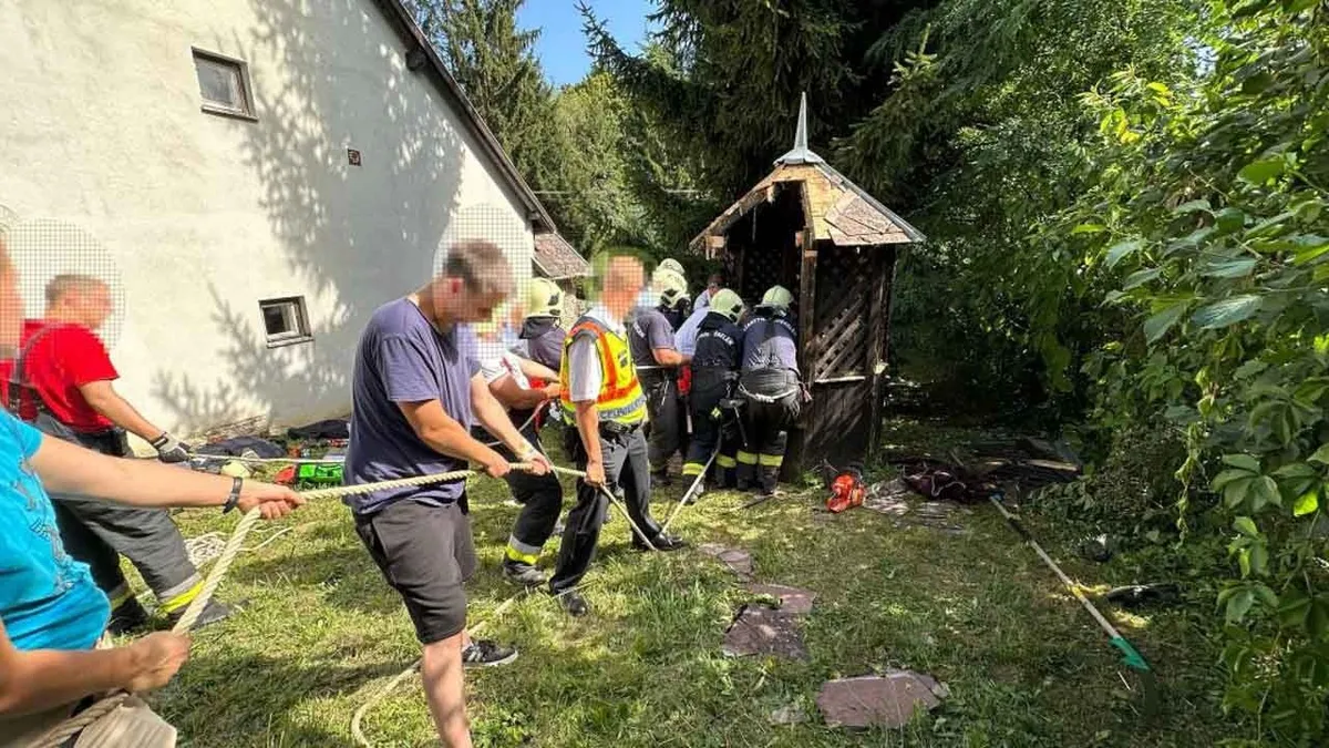 Kútba esett egy kislány Kőszegen - képek a mentésről