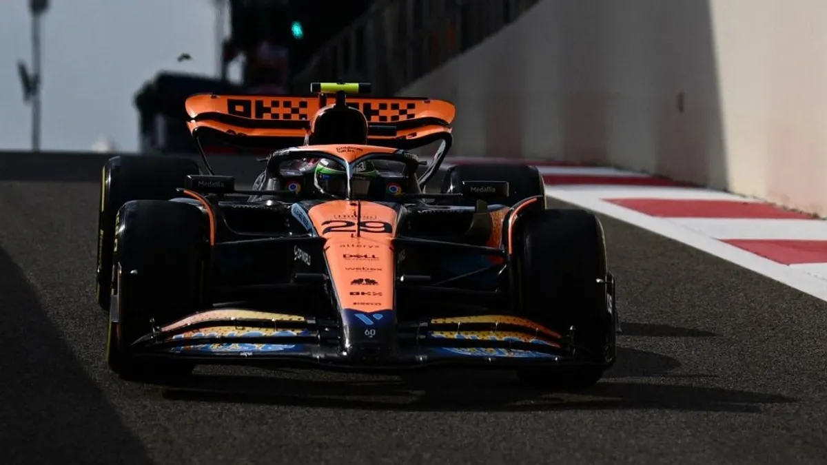 Brutális tömegbalesetet okozott a McLaren pilótája - videó