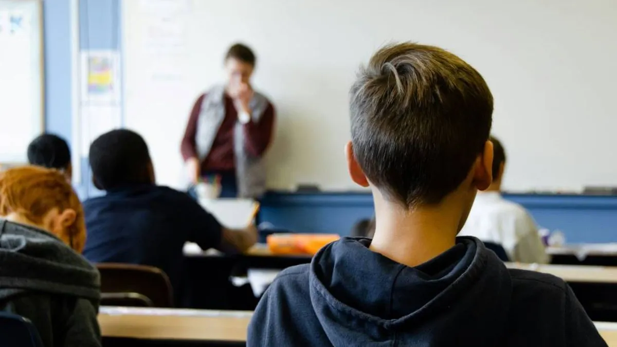 Kiderült, szeptembertől milyen tárgyakat nem vihetnek az iskolába a diákok