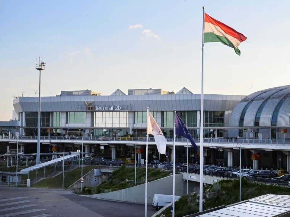 A Budapest Liszt Ferenc Nemzetközi Repülőtér 2-es terminálja 2024. június 6-án. Ezen a napon aláírásra került a repülőteret üzemeltető Budapest Airport Zrt. adás-vételi szerződése, így közel 20 év után újra nemzeti többségi tulajdonba került a reptér. A megállapodásnak köszönhetően a magyar állam vételár arányosan 80 százalékos tulajdonrészt szerez a Budapest Airport Zrt.-ben, a francia társbefektető VINCI pedig 20 százalékot. 