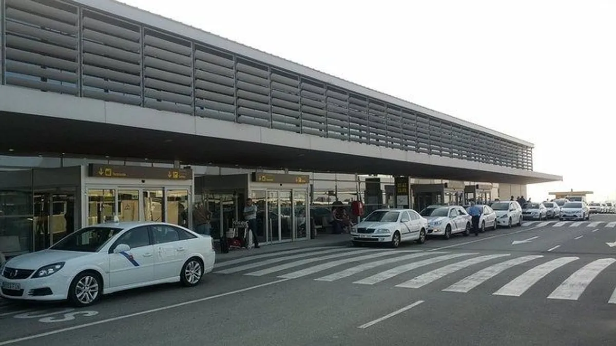 Holtan esett össze egy turista egy repülőtéren Spanyolországban