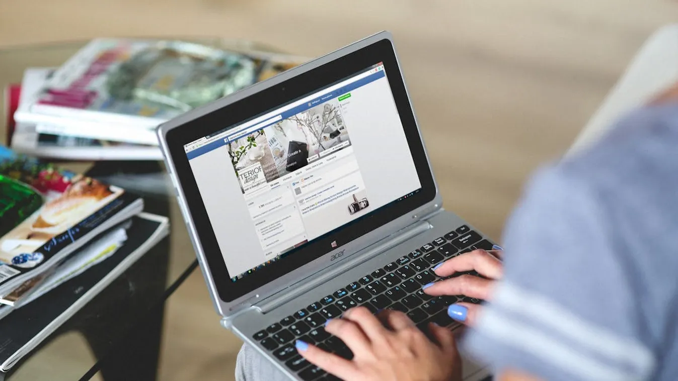 facebook laptop notebook számítógépezés internet közösségi média