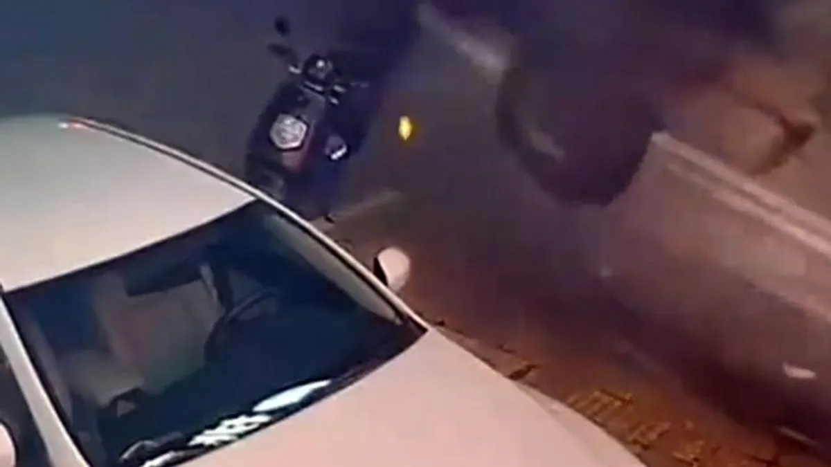 Letámasztotta a robogót, aztán csak nézte, ahogy fejjel lefelé beparkolt mellé egy autó - videó