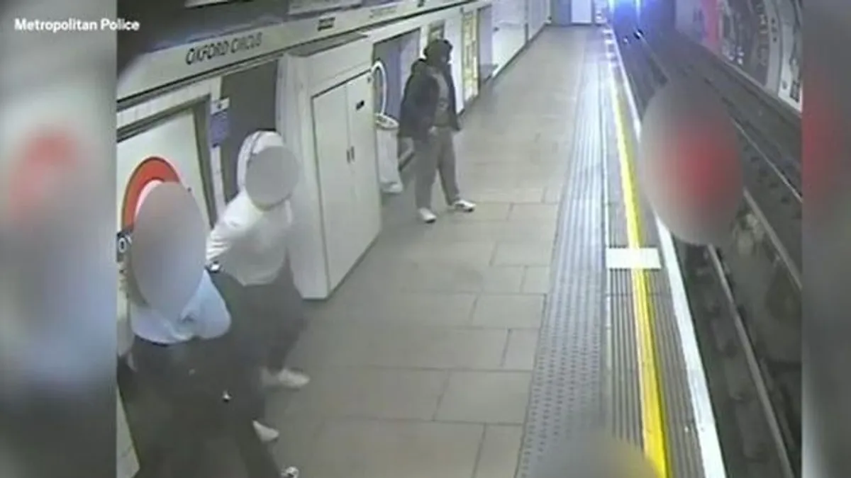 Metró elé löktek egy várakozó utast, videón a borzalmas eset
