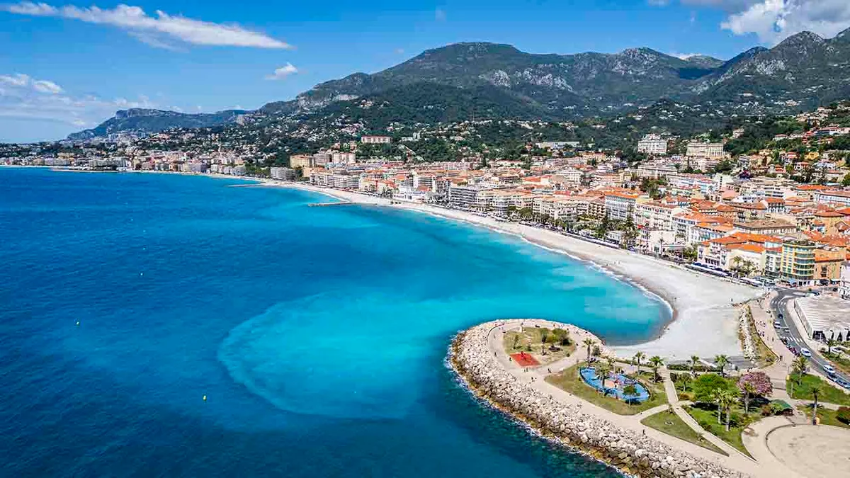 Menton egy elragadó kisváros vidám színes házaival a francia tengerparton
