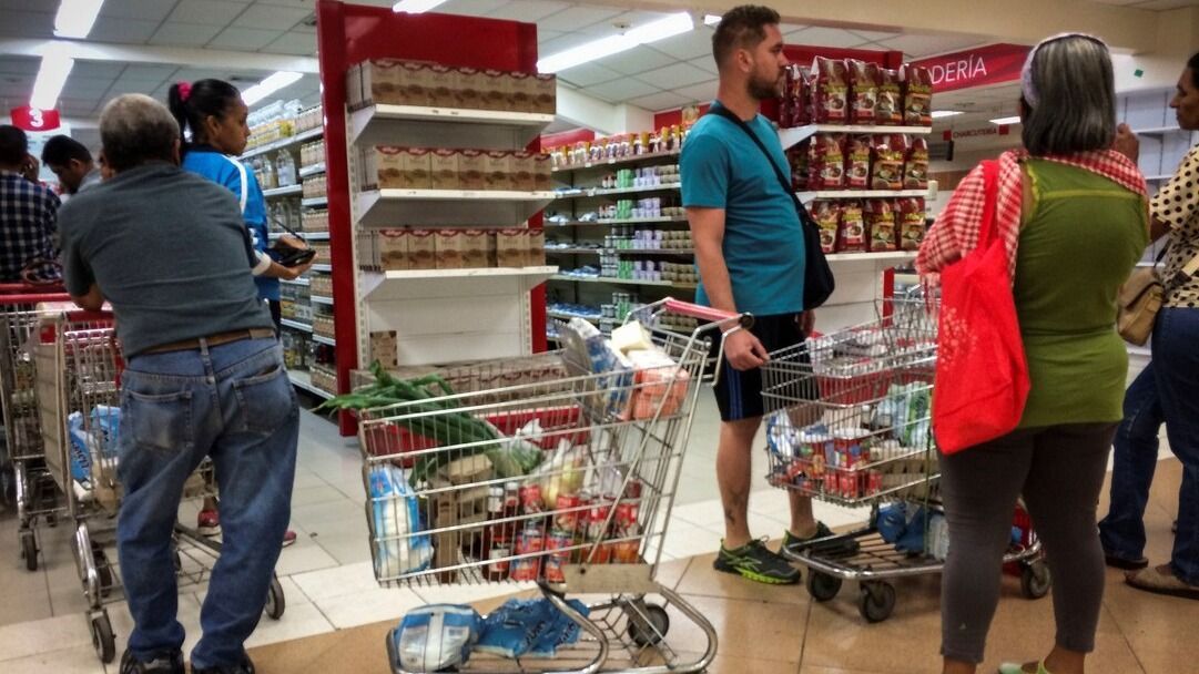 Vásárlók egy caracasi hipermarketben, Venezuelában - a hőség miatt a globális infláció emelkedésére kell számítani, különösen az élelmiszereknél lehet majd érezni a hatást (illusztráció)