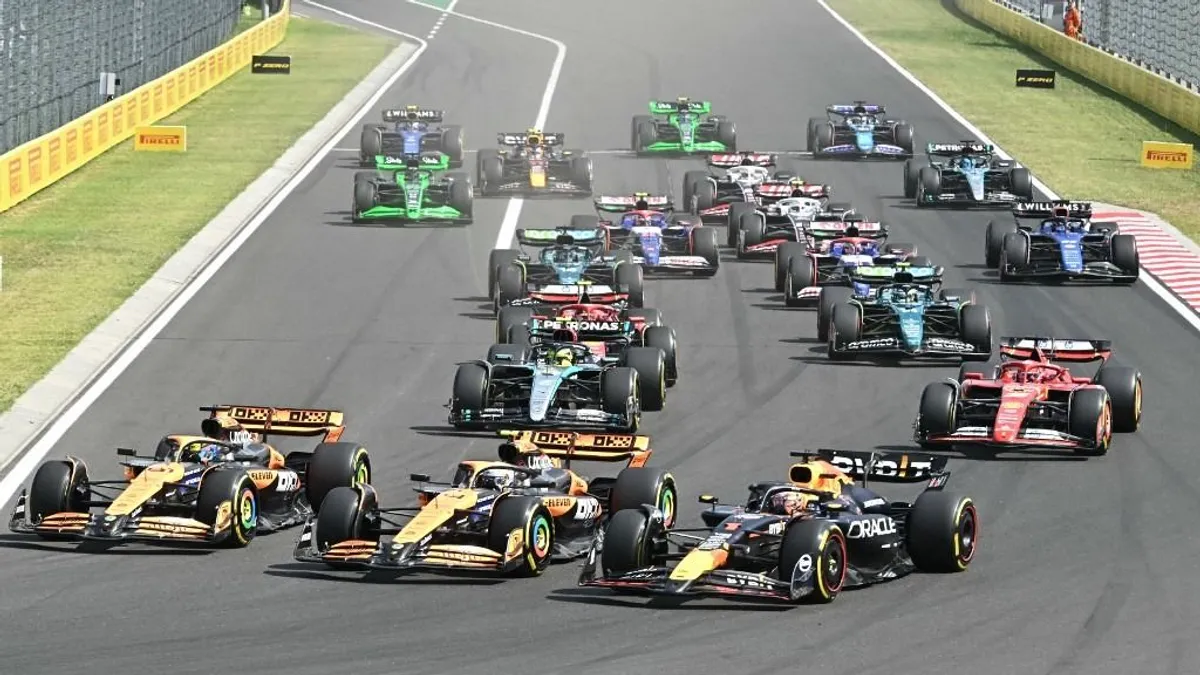A nagyon ideges Verstappen ütközött, Norrisnak a saját csapata könyörgött, hogy adja át az első helyét - ez volt az élő közvetítésünk a Magyar Nagydíjról