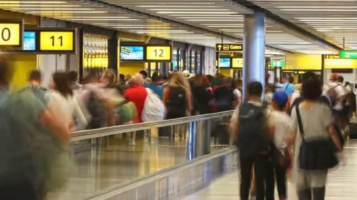 Rengeteg utas rekedt a Gatwick repülőtéren az üzemzavar miatt - videó