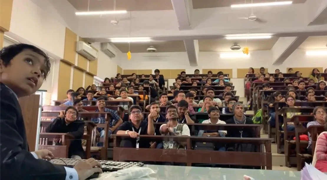 Suborno előadást tart egy indiai egyetemen