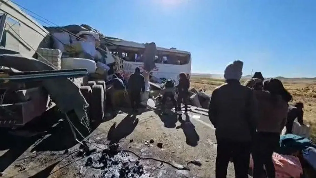 Kamion és busz ütközött frontálisan Bolíviában, sokan meghaltak - videó