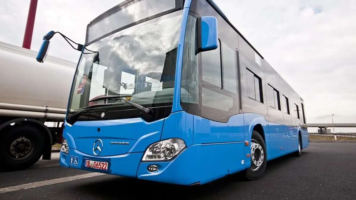 Kajak nyársalt fel egy BKV buszt - fotó