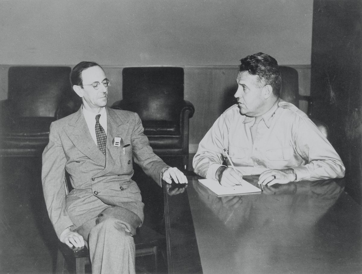 Chadwick (balra) Leslie R. Groves, Jr. vezérőrnaggyal, a Manhattan-projekt igazgatójával