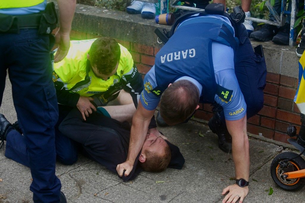 Ireland police department Gardai clash with anti-immigration protesters