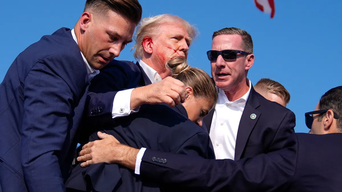 Rálőttek Trumpra egy kampányrendezvényen - videó