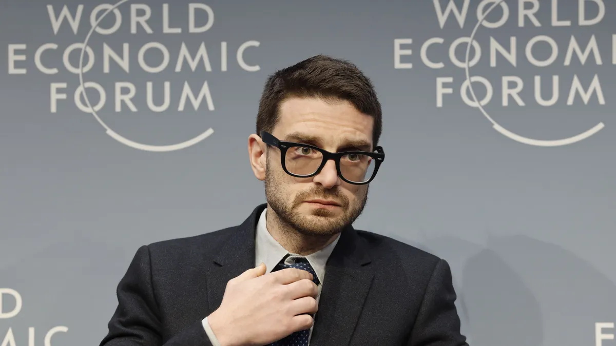 Soros György védelme alatt tevékenykedett David Pressman