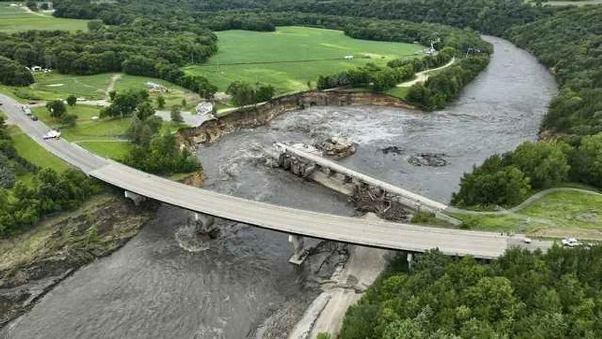 Az összeomlás közelében van egy híd Minnesotában