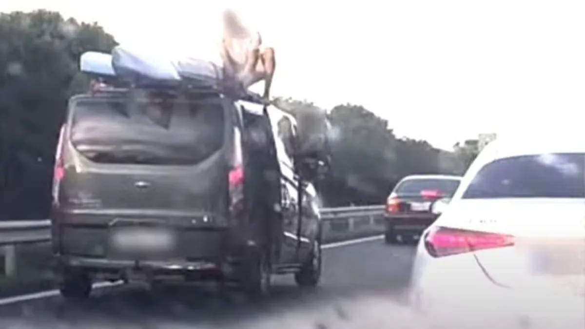 Menet közben, az M3-as autópályán rögzítették a tetőn lévő rakományt