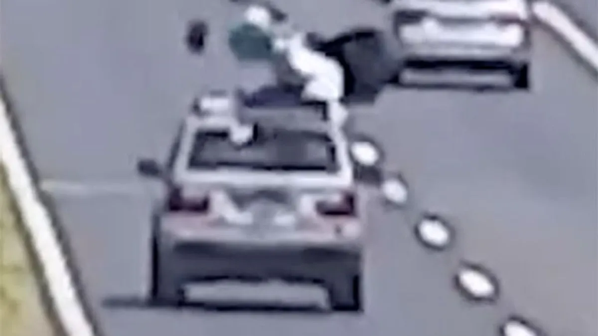 Beterítette a szennyesével az autópályát egy hazai BMW-s, észre sem vette - videó