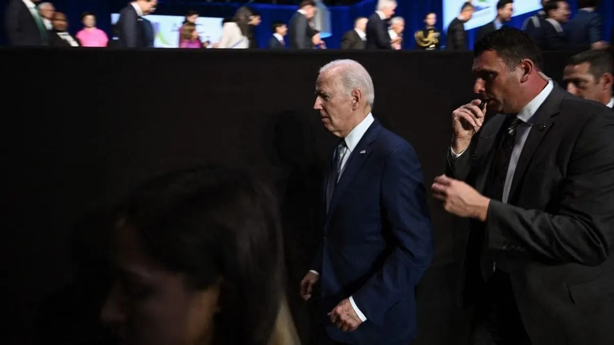 Már képekkel illusztrálják Bidennek, hogyan kell felmennie a pódiumra