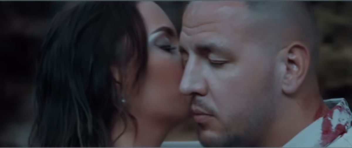 Curtis egy titokzatos nővel