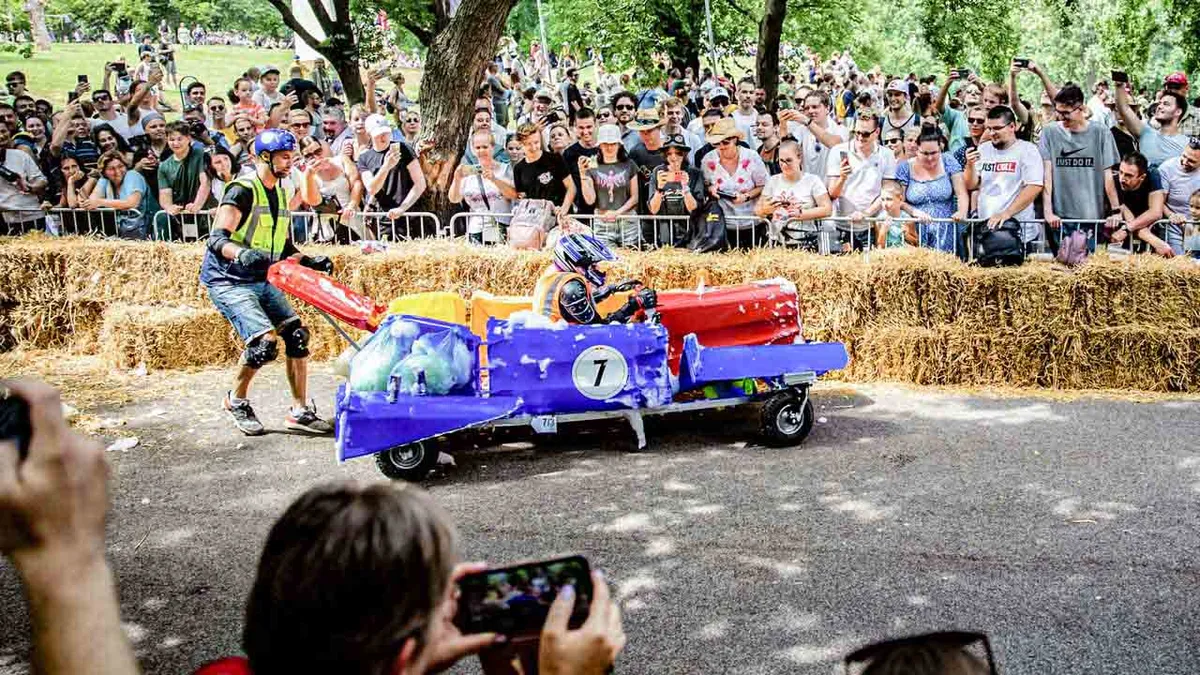 Flúgos futam: őrületes képeken a Red Bull Ládaderbi
